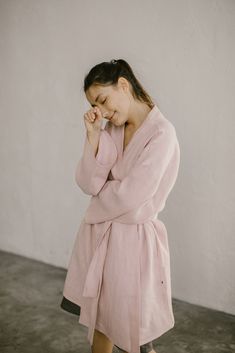 This pure linen bathrobe / linen wrap has wide sleeves and so called kimono style. Linen robe has to be comfortable to wear and breathable, and this linen bath robe is exactly that! Organic linen fabric is breathable and ensures air circulation. Wide belt will fix the robe just how you like it. This linen accessory is something every woman will appreciate to receive as a gift. Perfect to be mother day gift, birthday gift for wide or girlfriend, Christmas gift for daughter or a good friend! DETAI Spring Linen Sleep Robe, Linen Robe For Daywear, Spring Linen Home Robe, Linen Sleep Robe, Kimono Linen, Style Wrap Dress, Linen Bathrobe, Robe For Women, Linen Wedding