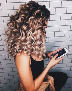 Ombre Curly Hair, Hair Color Blonde Highlights, Makeup For Blondes, Blonde Hair Shades, Balayage Hair Blonde, Long Curls, Hair Color Highlights, Hair Shades, Haircuts For Long Hair