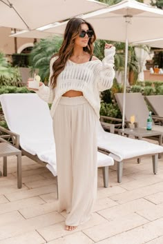 Cream Pants Outfit Summer, Cute Hawaii Outfits Vacation, September Beach Outfit, Beach Pants Outfit Summer, Flowy Pants Outfit Summer, Beachy Style Outfits, Beach Pants Outfit, Cool Beach Outfits, Midsize Beach Outfits