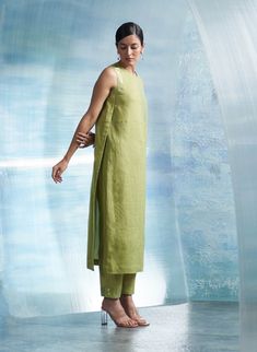 Upgrade your style with this chic linen straight kurta in sheen green featuring a subtle shimmer. Its flattering fit suits everyone and pairs well with straight pants for a polished look. The flowing yet structured silhouette ensures it flatters all body types. Plus, the sheer organza dupatta adds sophistication with its intricate details, perfect for any classy event. Tuxedo Accessories, Beach Wedding Guests, Jacket Cape, Summer Bride, Summer Wedding Guests, Beach Bride, Straight Kurta, Sharara Set, Organza Dupatta