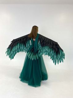 These wings and tail will be the perfect addition to your photoshoot, dance, performance, spectacle, show party, competition, Pride, cosplay party, gig, carnival, Comicon, Convention, Pageant etc. The wings are flexible and lightweight. The wings are comfortable and don't slide off from arms. Inside every wing there is a strap which you take in your fist and hold. The tail has two loops on the top of it. So you can easily hang it on your belt. The cosume is made of PE foam (NOT FEATHER). Each pi Bird Tail Costume, Peacock Tail Costume, Green Costume Ideas, Bird Wings Costume, Wings Bird, Halloween Wings, Wings Cosplay, Green Wings, Cosplay Wings