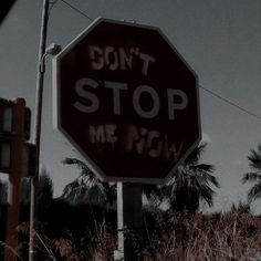 a stop sign that has been vandalized with the words don't stop me now