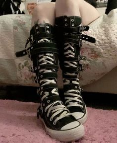 Stile Punk Rock, Knee High Converse, Goth Shoes, Catty Noir, Girls Converse, Scene Kids, Estilo Punk