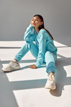 Идеи для каталожки спортивные костюмы голубой костюм Jogger Set Photoshoot, Track Suit Photoshoot Ideas, Sweatpants Outfit Photoshoot, Hoodie Lifestyle Photography, Sweatsuit Photoshoot Ideas, Sweats Photoshoot, Streetwear Poses Women, Clothing Brand Photoshoot Ideas Studio, Sweatsuit Photoshoot