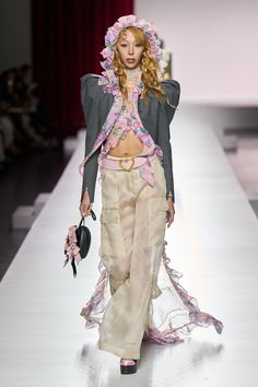 Moschino - Spring 2024 Ready-to-Wear https://www.vogue.com/fashion-shows/spring-2024-ready-to-wear/moschino/slideshow/collection#1 Moschino Runway, Runway Outfits, Fashion Layout, Neo Soul, Summer 24, Runway Looks, Alberta Ferretti, Spring 2024