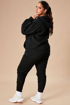 Welcome to our collection of cozy and stylish pullovers! Our Stole Your Boyfriend's Oversized Hoodie in classic black will become your new go-to item for its comfortable texture and chic design. Made with soft cotton and featuring long sleeves and a neckline with drawstrings, this hoodie has everything you need for a casual and cool look. Perfect for any occasion, whether you're lounging at home or out running errands, this hoodie will soon become a staple in your wardrobe. Don't miss out on thi Hot Pink Fashion, 70 Fashion, Lightweight Blazer, Tan Woman, Vegan Leather Jacket, Lined Jeans, Hoodie Set, 60 Fashion, Sleeveless Hoodie