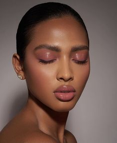 Natural Wedding Make Up Black Women, Facial Harmonization Before And After, Bare Skin Makeup Look, Caramel Skin Tone Makeup, Colorful Makeup Brown Skin, Brown Monochrome Makeup, Soft Editorial Makeup, Formal Makeup Black Women, Glossy Lid Eye Makeup