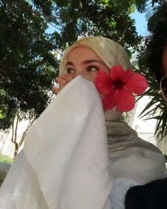 Hijabi Girl Style Summer, How To Cover Face In Photos, Beautiful Pictures For Profile, Hijabi Pic Ideas, Hijabi Instagram Profile Pic, Modest Instagram Pictures, Poses That Cover Your Face, Hijabi Pics For Instagram, Hijabi Profile Picture