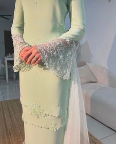 Kurung Moden Design Lace, Wedding Dress Malay, Baju Raya Ideas Fashion, Tunang Outfit, Wedding Kurung, Design Baju Raya, Kurung Nikah, Kurung Lace