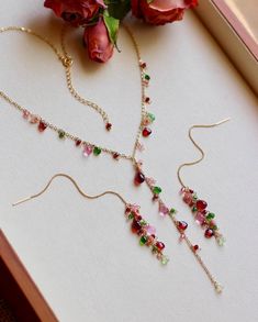 Fancy Beaded Jewelry, Dainty Crystal Jewelry, Gemstone Earrings Handmade, Bead Wire Jewelry, Handmade Jewellery Ideas, Gemstone Necklace Diy, Wire Charms, Garnet Jewelry Set, Handmade Jewelry Set