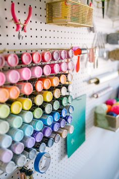 there are many different colors on the pegs in this crafting room and it is easy to do