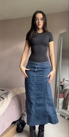 2000s Maxi Skirt Outfit, Demin Skirt Long, Jean Skirt Maxi, Modest Fashion Jeans, Maxi Denim Skirt Outfit Aesthetic, Y2k Skirts Long, Long Skirt Outfits Denim, Maxi Skirt Outfit 90s, Jean Long Skirt Outfits