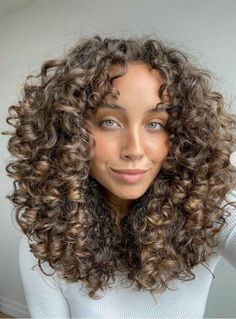 Round Haircut, Curly Hair Beauty, Dyed Curly Hair, Highlights Curly Hair, Layered Curly Hair, Colored Curly Hair