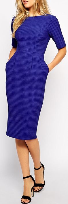 I am in LOVE with this beautiful midi dress! It is a beautiful color. Sukienki Maksi, Áo Blu, Work Dresses Outfits, Cobalt Dress, Beautiful Midi Dresses, Mode Tips, Chique Outfits, Work Dresses For Women, Wiggle Dress