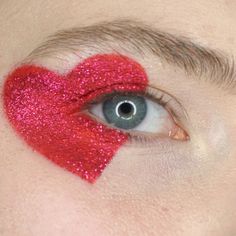 Red Glitter Makeup, Heart Shaped Makeup, Glitter Outfits, Circus Makeup, Make Carnaval, Sparkly Makeup, Creepy Halloween Makeup, Pride Makeup