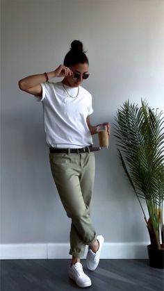 Tomboy Styles For Women, Tomboy Smart Casual, Smart Casual Tomboy Outfit, Tomboy Summer Fashion, Tomboy Summer Outfits Street Style, Hipster Outfits Aesthetic, Smart Casual Masc Women, Tomboy Chic Outfits Street Style