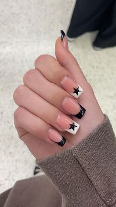 Nails Inspiration White And Black, Short Acrylic Nails With Stars, Trendy Acrylic Nail Designs Coffin Short, White Or Black Nails, Black Acrylic Nails With Stars, Star Nail Inspo Short, Acrylic Nails Coffin Black And White, Cute Nail Designs Black And White, Short Y2k Acrylic Nails