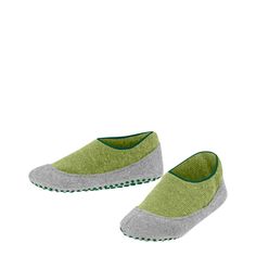 These comfortable slippers with colour-coordinated printed nubs on the sole to wear at home are made of warming merino wool and soft plush on the inside. The cut of the slippers is perfect for kids to slip into them themselves. The great wearing comfort is guaranteed by the perfect FALKE fit, in addition to this, the children's house slippers are machine washable. Children's House, House Socks, Comfortable Slippers, Kids Slippers, Leggings Sale, Leggings Kids, No Show Socks, Baby Socks, Knee High Socks