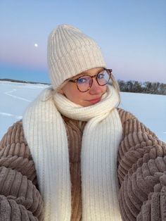 a selfie at sunset with an aesthetic outfit. a beanie, scarf, a puffer jacket, and glasses White Beanie Outfit Winter, Winter Hat And Scarf Outfit, Outfits With Binnie, Cream Beanie Outfit, White Scarf Outfit Winter, Cream Scarf Outfit, Aesthetic Scarf Outfit, Scarf Puffer Jacket, White Beanie Outfit