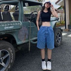 Knee Shorts Outfits Aesthetic, Baggy Shorts And Tank Top, Jorts Korean Outfit, Tank Top Jean Shorts Outfit, Jhorts Girl Outfit Y2k, Long Shorts Style, Large Shorts Outfits, Jort Outfits Summer, Baggy Short Jeans Outfit