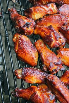 chicken wings are cooking on the grill