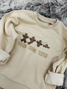 Get ready for the holiday season with this cozy and fun "Official Cookie Tester" sweatshirt! Perfect for anyone who loves gingerbread cookies and spreading Christmas cheer, this soft and comfortable sweatshirt is great for holiday baking, family gatherings, or cozy nights in. Featuring adorable gingerbread characters and festive text, this sweater makes a perfect gift for cookie lovers, bakers, or anyone who enjoys celebrating the holiday season in style. **Details - Soft, comfortable fabric - A Gingerbread Characters, Official Cookie Tester, Top Kids, Cosy Winter, Christmas Tops, Holiday Sweater, No Bake Cookies, Sweater Making, Christmas Cheer