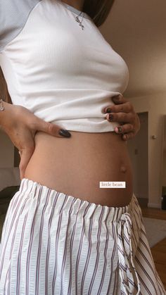 cute bump pic instagram story inspo Pregnant Bump Photos, 4 Months Pregnant Belly Outfits, Small Belly Bump, Pictures To Take While Pregnant, Pregnant Small Bump, Baby Bump Progression Photos, Pregnancy Bump Aesthetic, Pregnant Instagram Story, Two Months Pregnant Bump