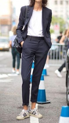 Looks Hip Hop, Suits And Sneakers, Mode Boho, Summer Work Outfits, Casual Work Outfits, Tomboy Fashion, Work Outfits Women, Work Wardrobe