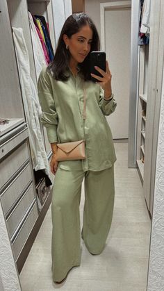 Blue And Khaki Outfits For Women, Blue And Khaki Outfit, Khaki Outfits For Women, Khakis Outfit, Girly Style Outfits, Outfits For Women, Real Style, New Era, Cute Outfits