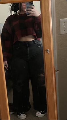 Goth Outfits Jeans, Chubby Grunge Outfits, Grunge Plus Size Outfits, Gorditas Aesthetic, Medium Body Type, Plus Size Alternative Outfits, Woman In Suit, Look Grunge, Plus Size Baddie Outfits