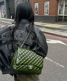 Chanel Green Bag, Green Chanel Bag, Green Bag Outfit, Vestiti Edgy, Mode Ootd