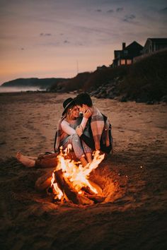 Bonfire Wedding, Camping Photoshoot, Pre Wedding Photoshoot Props, Beach Fire, Pre Wedding Photoshoot Outfit, Wedding Photoshoot Props, Camping Photography, Pre Wedding Poses, Hawaii Photographer