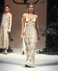 Valentino Embroidery, 1994 Fashion, Vintage Runway Fashion, Karen Mulder, Valentino Runway, Runway Gowns, Valentino Couture, Embroidery Vintage, Couture Wedding Gowns