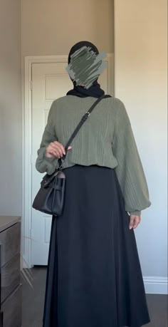 Hijabi Skirt Outfits Winter, Hijab Maxi Skirt Outfit, Long Black Skirt Outfit Hijab, Hijabi Winter Outfits Modest Fashion, Modest Skirt Outfits Muslim, Black Skirt Hijab Outfit, Black Skirt Outfit Hijab, Hijabi Outfits Modest, Hijab Skirt Outfit