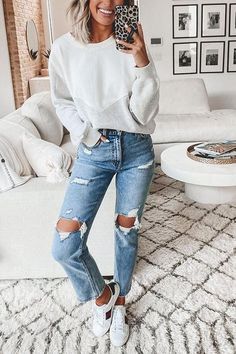 Cute Casual Outfits Jeans, Boyfriend Fit Jeans Outfit, Low Top Sneakers Outfit, Straight Jeans Outfit Winter, Straight Leg Jeans Outfits Fall, Business Casual Outfits With Sneakers, Outfits To Wear With Jeans, Ripped Jeans Outfit Winter, Everyday Mom Outfits