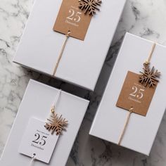 Plein d'idées originales d'emballages cadeauxen papieren tissuminimalistes ou festifs qui feront le plus bel effet au pied du sapin. Sincerely Tennessee, Christmas Hamper, Gift Box Design, Diy Gift Wrapping