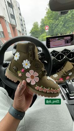 #timberland #custom #flowers #shoeshighheels Timberland Boots Custom, Custom Timberlands, Custom Timberland Boots, Timberland Custom, Girls Spring Fashion, Nike Slippers