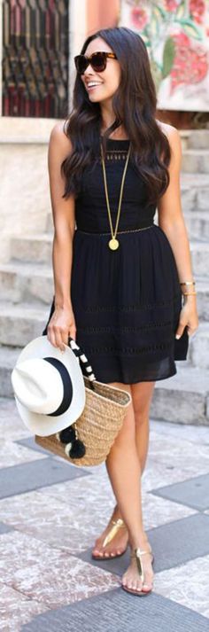 Wow-Looks für jede Figur: SO unterschiedlich kannst du ein schwarzes Kleid… Casual Chic Summer, Chic Summer Outfits, Image Description, Mode Inspiration, Classy Dress, Spring Summer Outfits