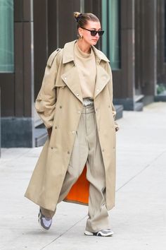 Oversized Trench Coat Outfits, Long Trench Coat Outfit, Beige Trench Coat Outfit, Trench Coat Street Style, Long Beige Coat, Oversize Outfit, Hailey Baldwin Style