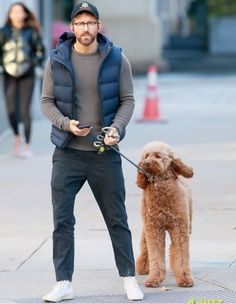 Ryan Reynolds 2023, Ryan Reynolds Style 2023, Hooded Vest Outfit, Winter Coat Outfit, David Beckham Style Outfits, Winter Outfits Casual Cold, Winter Coat Fashion, Vest Outfits Men