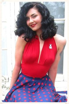 50s style, pinup top, halter top, marilyn monroe, vintage style, red halter top Oval Face Shape Women, Face Shape Women, Medium To Long Haircut, Marilyn Monroe Vintage, Hair Dye Color Ideas, Oval Face Shape, Red Halter Top, Long Haircut, 50s Style