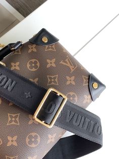 The LV Petite Malle Souple M45571 handbag is made of Monogram canvas, integrated with rivet leather corners and leather brand name, it will tell the heritage of box making, with nautical style chain, Louis Vuitton Malletier embroidery and detachable wide shoulder strap. Monogram coated canvas. Cowhide-leather trim. Textile lining. Gold-color hardware. Removable decorative metallic chain. Removable leather luggage tag. Inside zipped pocket. D-ring on strap. Strap: Removable, adjustable. Strap dro Louis Vuitton Petite Malle, Leather Luggage Tag, Lady Bags, Trunk Bag, Leather Luggage Tags, Nautical Style, Leather Boot Shoes, Monogram Bag, Leather Luggage