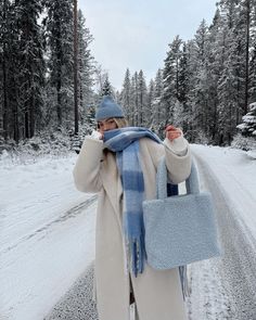 Модные образы зима 2024-2025 - фото, идеи зимних образов Light Grey Coat Outfit, Blue Outfit Winter, Winter Outfits Snow, Fur Coat Fashion, Cosy Outfit, Getting Bored, Classy Winter Outfits, Chic Winter Outfits, Winter Fashion Outfits Casual