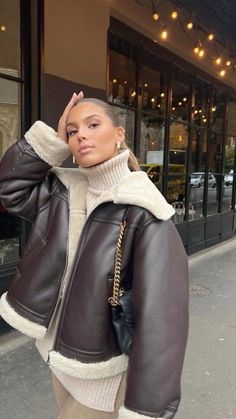 Zara Brown Jacket Outfit, Zara Outfits 2024, Brown Aviator Jacket Outfit, Madrid Winter, Aviator Jacket Outfit, New York Outfits, Look Adidas, Skandinavian Fashion, Europe Outfits