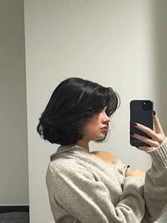 Dark Layered Bob, Italian Hairstyles Woman Short, Aesthetic Bob Haircut, Black Short Hair Aesthetic, Bobcut Hairstyles Short, Italian Bob Haircut 2023, Bob Haircut Aesthetic, Black Short Bob