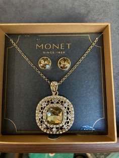 This stunning vintage Monet jewelry set from the 1980s features an elegant gold-tone necklace and matching earrings, adorned with sparkling rhinestones. Known for its timeless Victorian-inspired design, this set is the epitome of glamour and sophistication. Each piece is meticulously crafted, capturing the beauty of fine jewelry with the quality and attention to detail that Monet is renowned for. 🌟 Key Features: Brand: Monet (Since 1929) Era: Vintage 1980s Material: Gold-tone metal with rhinest Victorian Style Jewelry, Thoughtful Gifts For Her, Bridesmaid Gifts Jewelry, Monet Jewelry, Vintage Monet, Necklace And Earring Set, Gold Rhinestone, Gold Tone Necklace, Rhinestone Necklace