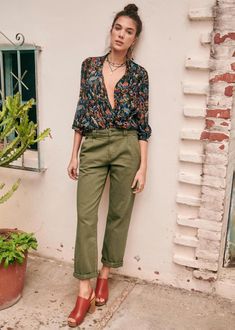 Manu Trousers - Khaki - Organic Cotton - Sézane Trendy Outfits Business Casual, Chic Artist Style, Boho Business Outfits, Androgyny Fashion Women, Lesbian Spring Fashion, Feminine Queer Style, Boho Professional Outfits, Boho Work Clothes, Business Casual Outfits Boho