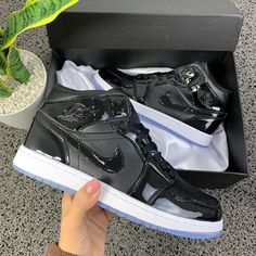 Tenis Nike Jordan, Nike Shoes For Boys, Jordan 4 Black, Preppy Shoes, Mens Training Shoes, All Nike Shoes, Nike Jordan Retro, Tenis Nike, Hype Shoes