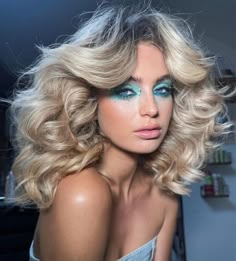 70s Glam Hairstyles, 70 Inspired Makeup, Disco Women Hair, 80s Disco Hair, Glam 70s Fashion, Dolly Parton Inspired Makeup, 70 Style Hair, 70s Pop Stars, 70s Waves Hairstyles