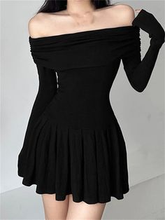 Material: Synthetic Fiber
Neckline: Slash Neck
Sleeve Style: Regular
Style: Sexy & Club
Waist Type: Empire
Fabric Type: Polyester
Age: Middle Age
- Y2k Party, Pleated Dress, Off Shoulder, Slim Fit, Mini Dress, Long Sleeve, Black